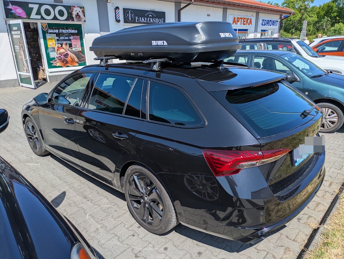 Montaż boxa Taurus Xtreme 450 i belek Aguri Runner na Skoda Octavia IV Kombi