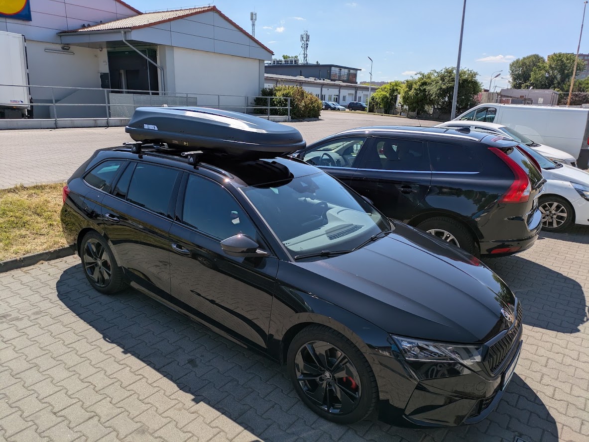 Skoda Octavia 4 Kombi z relingami zintegrowanymi i bagażnikiem Aguri Runner Black