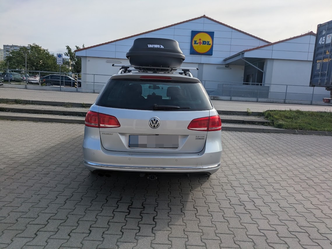 Volkswagen Passat kombi z boxem dachowym Taurus Xtreme 450 widok z przodu