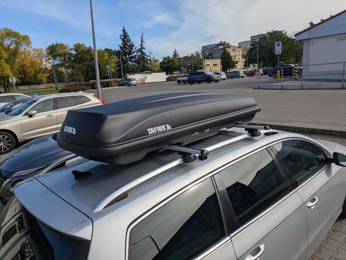 Box dachowy Taurus Xtreme 450 na dachu Volkswagen Passat kombi widok z boku