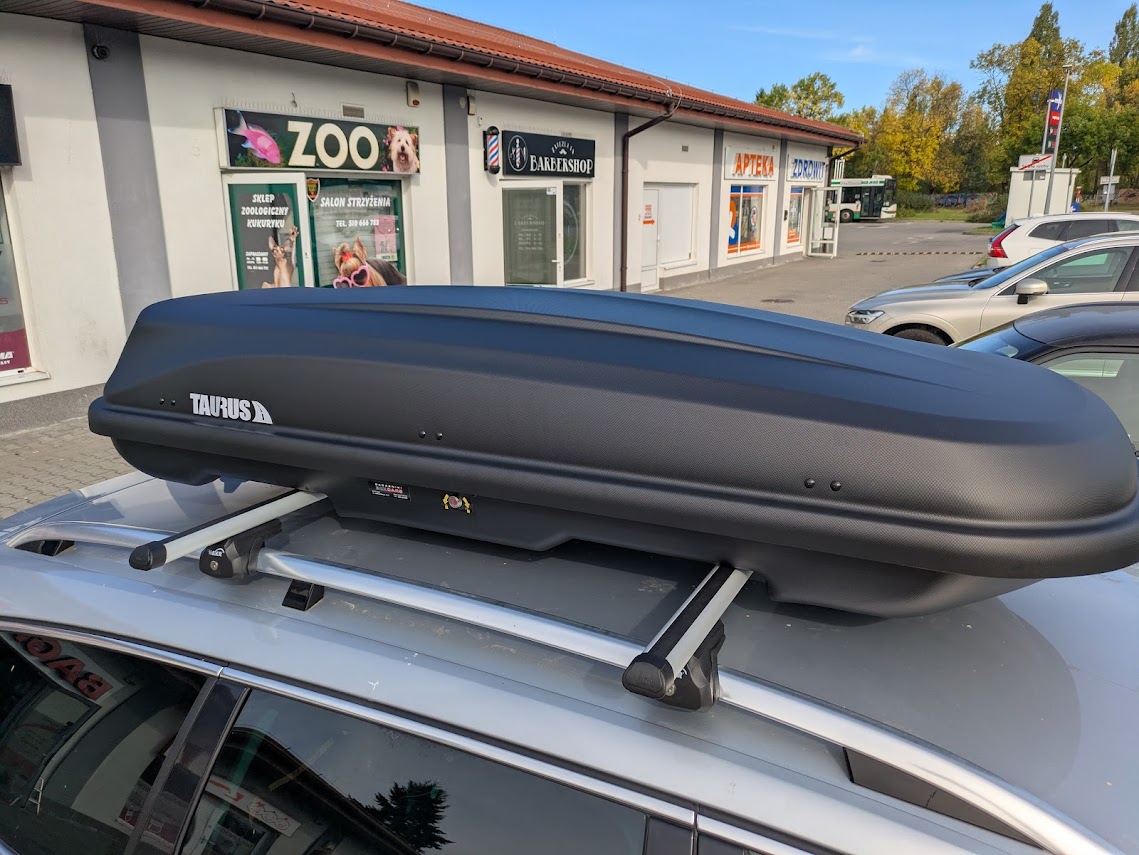 Box dachowy Taurus Xtreme 450 zamocowany na bagażniku Hakr Aero na Passacie