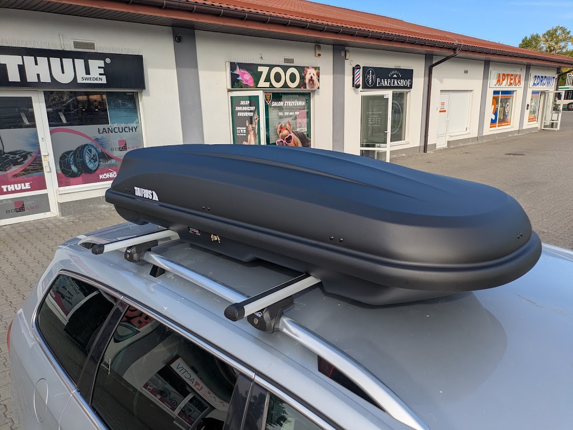 Volkswagen Passat kombi z boxem Taurus Xtreme 450 widok z tyłu