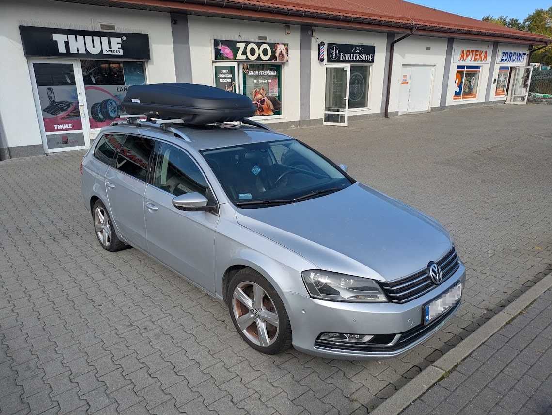 Box dachowy Taurus Xtreme 450 na bagażniku Hakr Aero zbliżenie mocowania