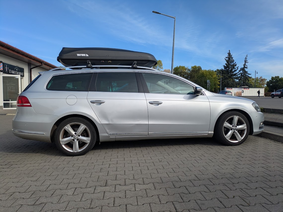 Box dachowy Taurus Xtreme 450 na Passacie ? ujęcie boczne