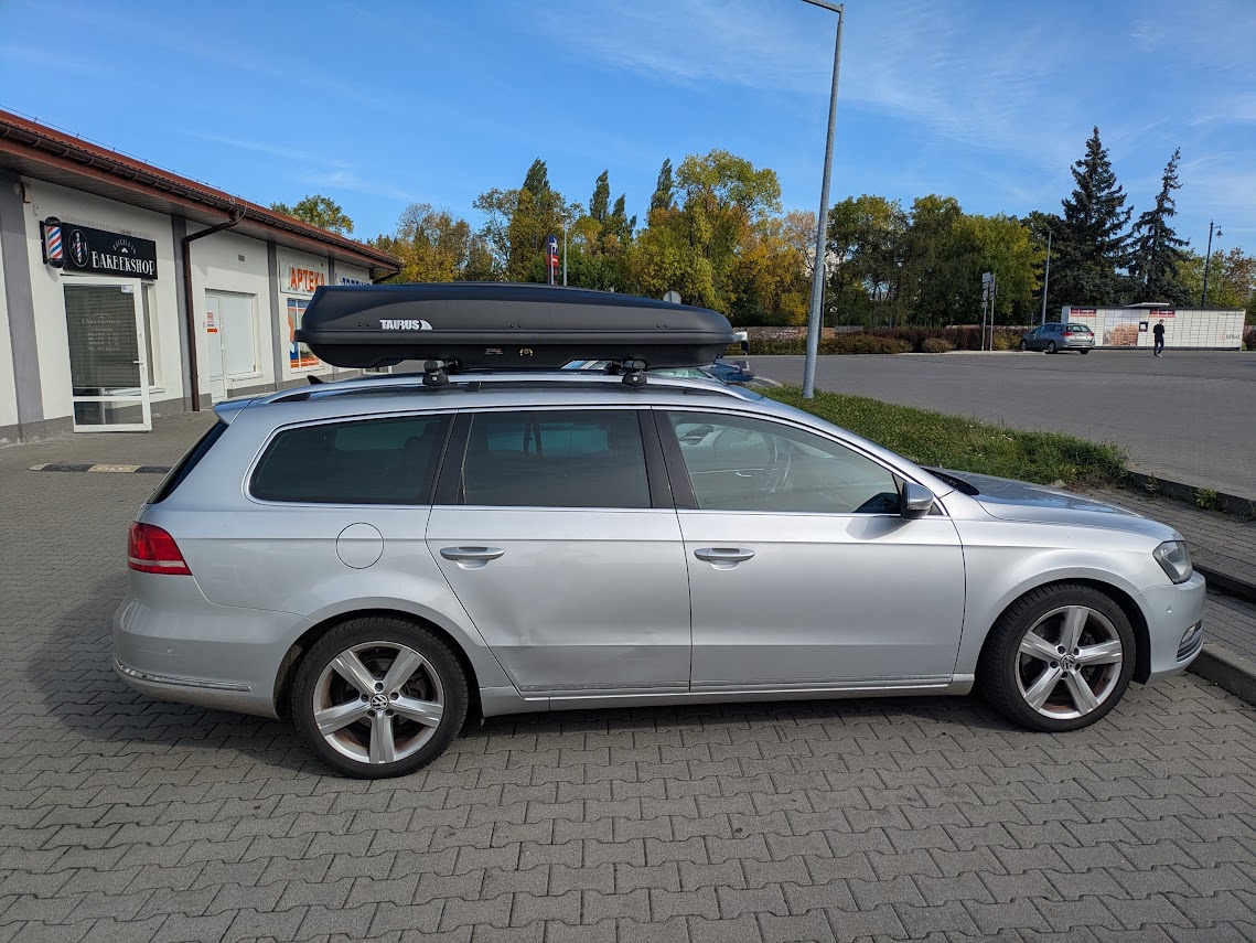 Volkswagen Passat kombi z boxem Taurus Xtreme 450 na parkingu
