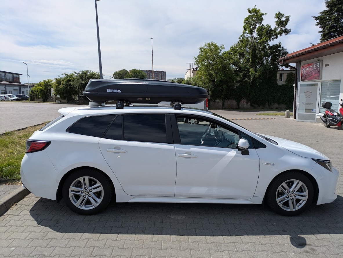 Toyota Corolla TS z boxem dachowym Taurus Xtreme II 450  widok tylny i pełna kompatybilność z klapą bagażnika