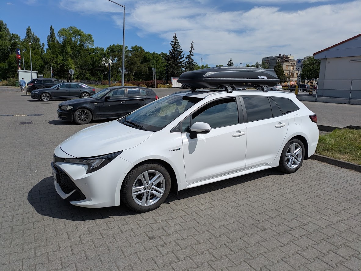 Box dachowy Taurus Xtreme II 450 zamontowany na Toyota Corolla kombi - widok boczny, montaż na belkach dachowych