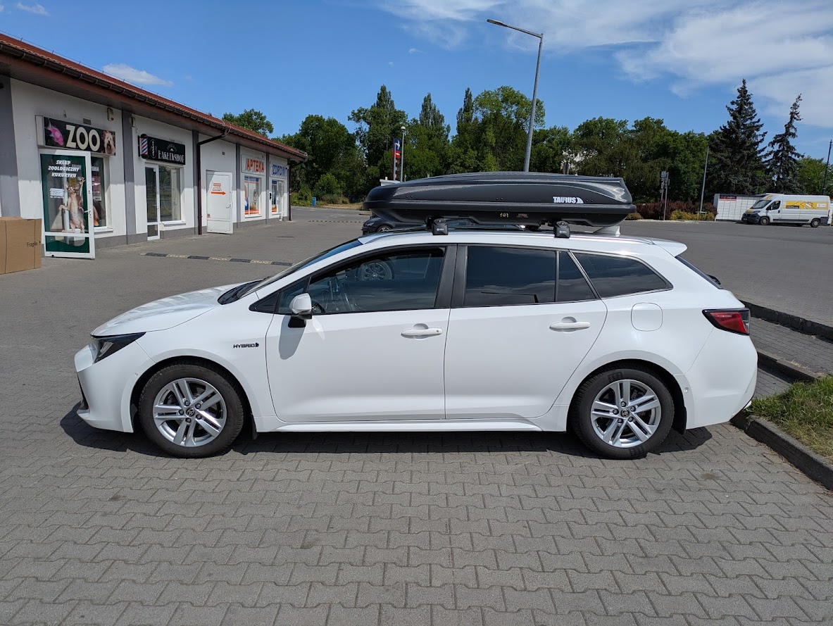 Toyota Corolla kombi z zamontowanym boxem dachowym Taurus Xtreme II 450 - widok z góry, aerodynamiczny profil boxa