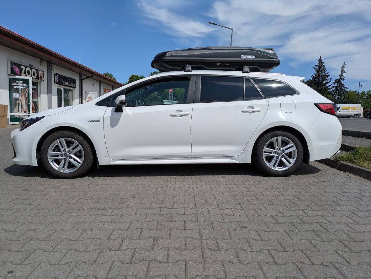 Box dachowy Taurus Xtreme II 450 podczas montażu na Toyota Corolla kombi ustawienie boxa na belkach