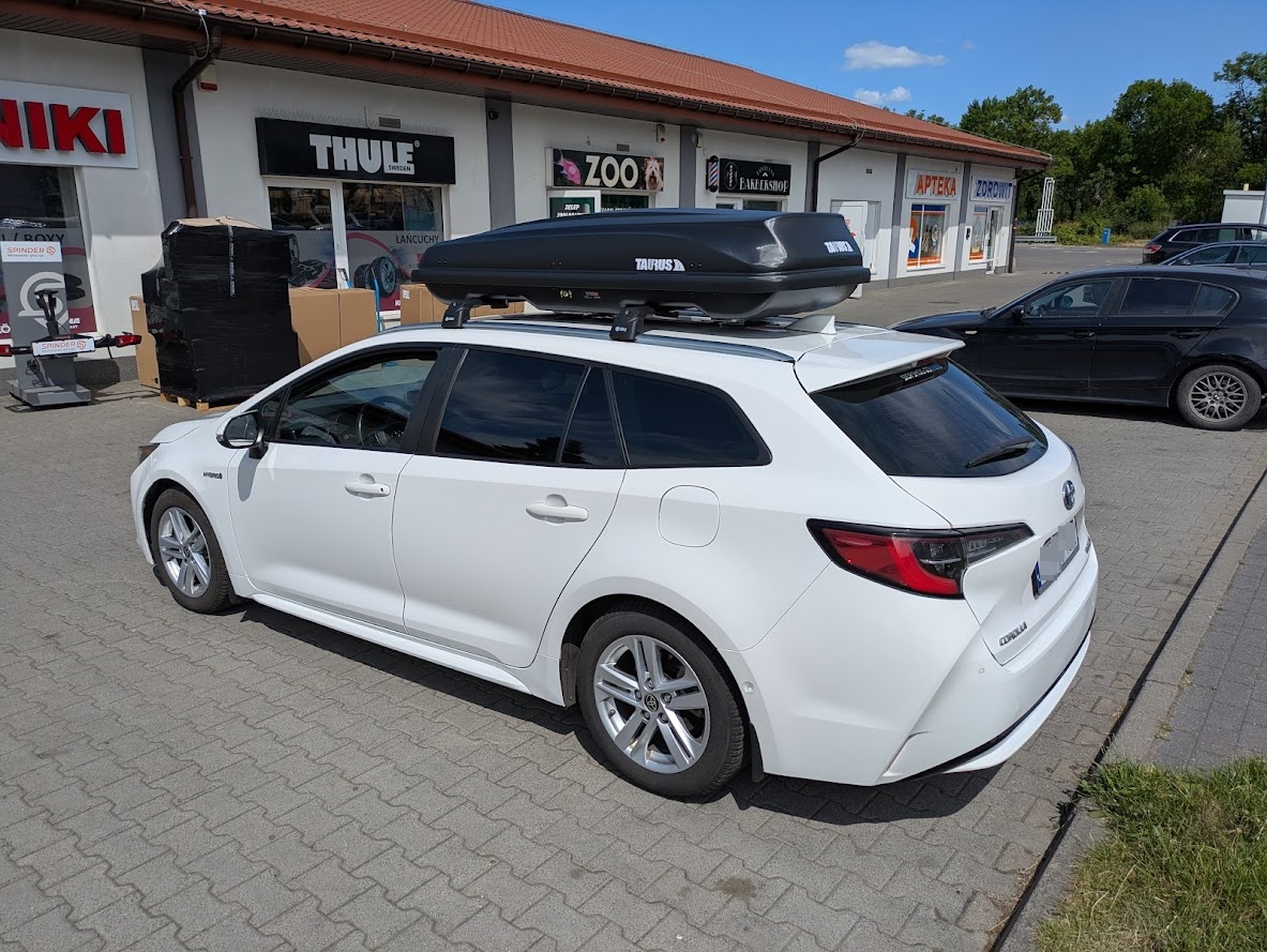 Obustronne otwieranie boxa dachowego Taurus Xtreme II 450  Toyota Corolla kombi