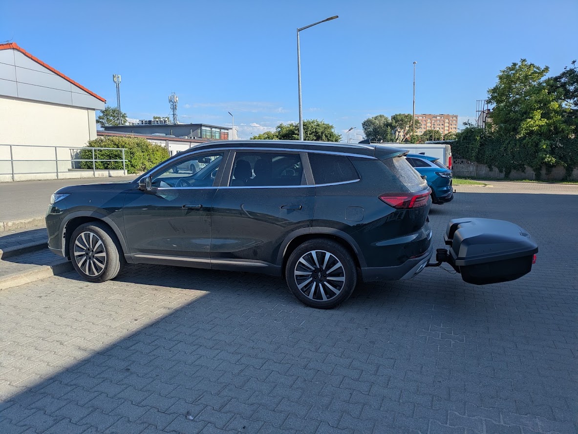 Thule Arcos XL 906600 oraz platforma Thule Arcos 906300 przed montażem