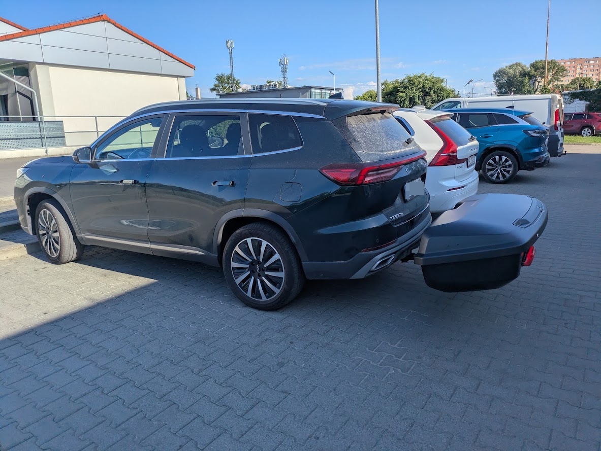 Zakładanie boxu Thule Arcos XL 906600 na platformę w Chery Tiggo