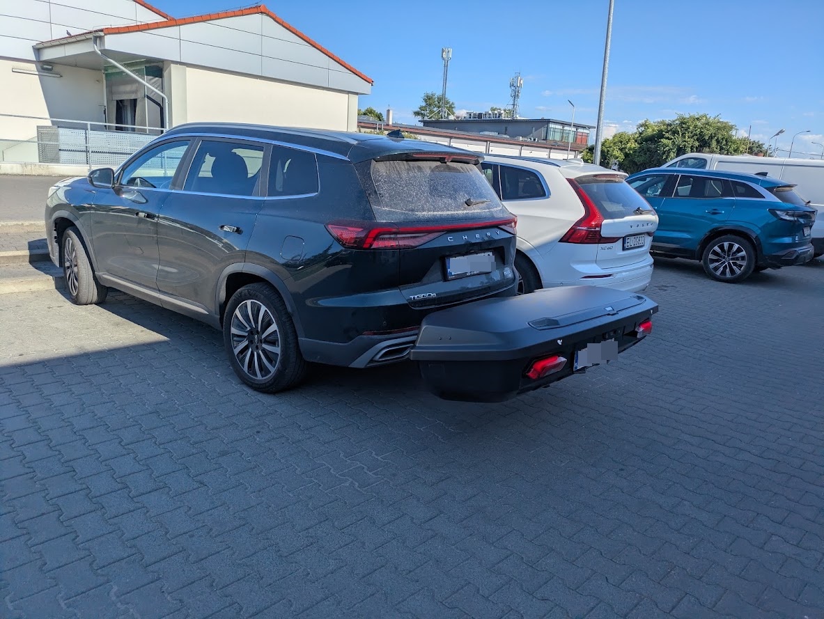 Kontrola zamknięcia boxu Thule Arcos XL po montażu w Chery Tiggo