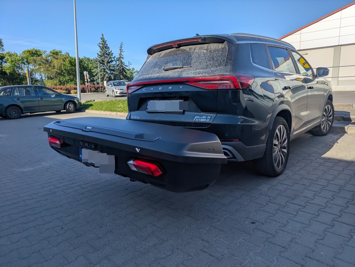 Montaż platformy Thule Arcos 906300 na haku samochodu Chery Tiggo
