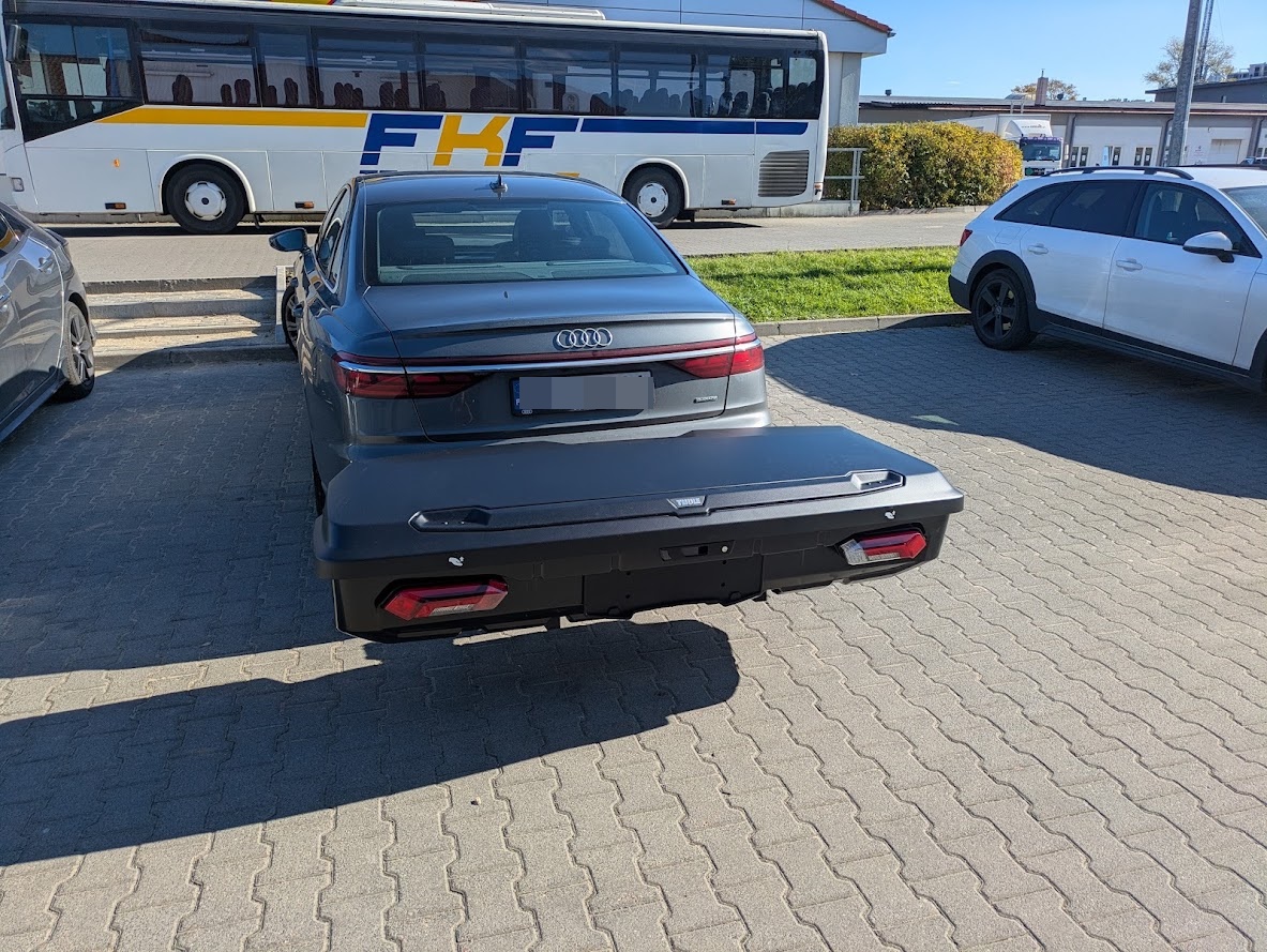 Audi A6 sedan z zamontowanym Thule Arcos XL ? widok z tyłu