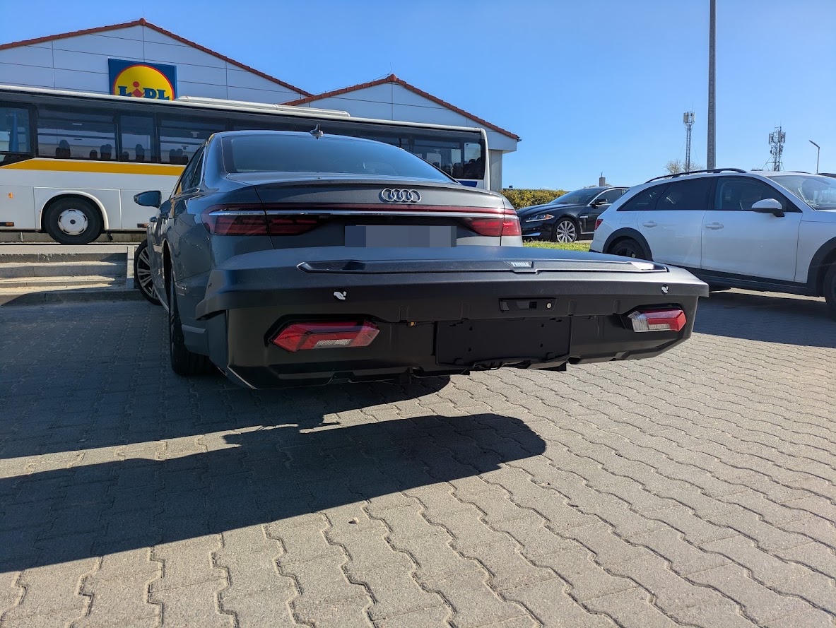Nisko zamontowany box Thule Arcos XL za Audi A6 sedan