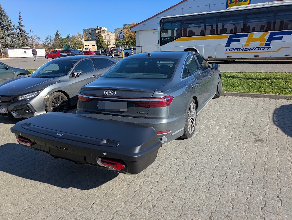 Audi A6 sedan z boxem na hak Thule Arcos XL po montażu w Boxcars Łódź