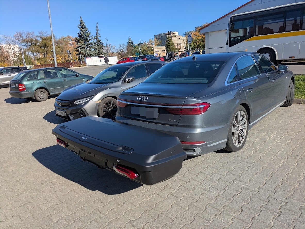 Audi A6 sedan i Thule Arcos XL ? widok zestawu od tyłu i z boku