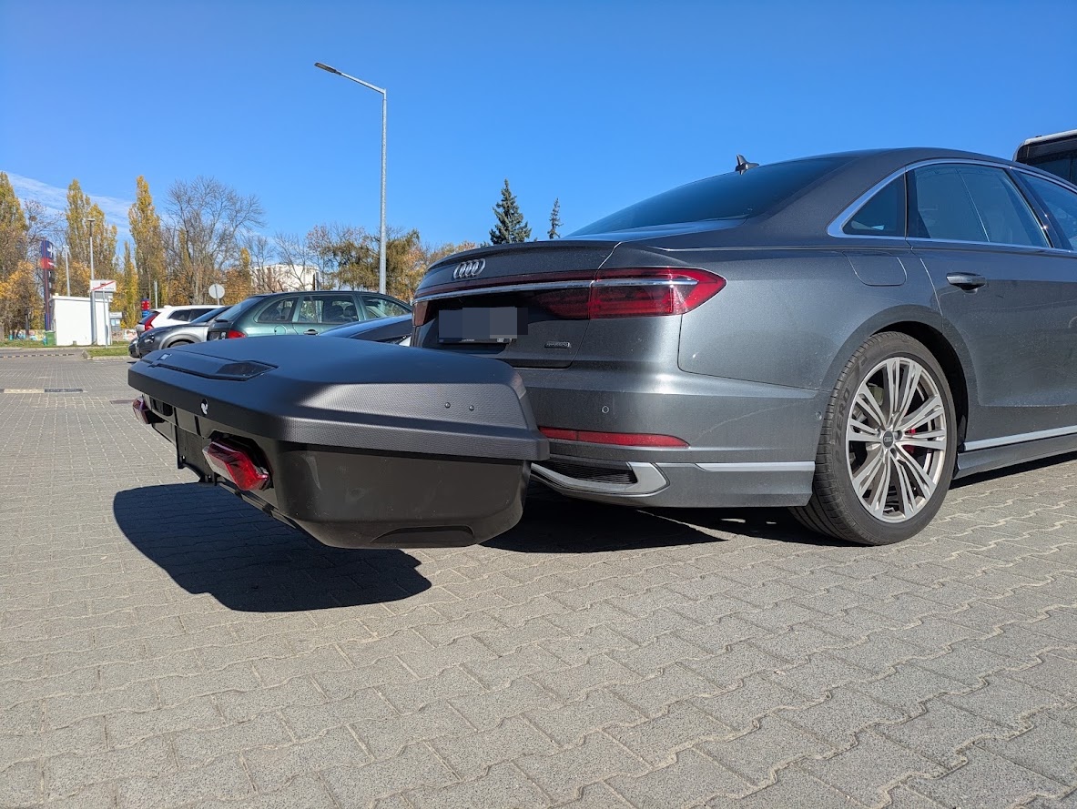 Boczny widok boxu Thule Arcos XL na haku Audi A6 sedan
