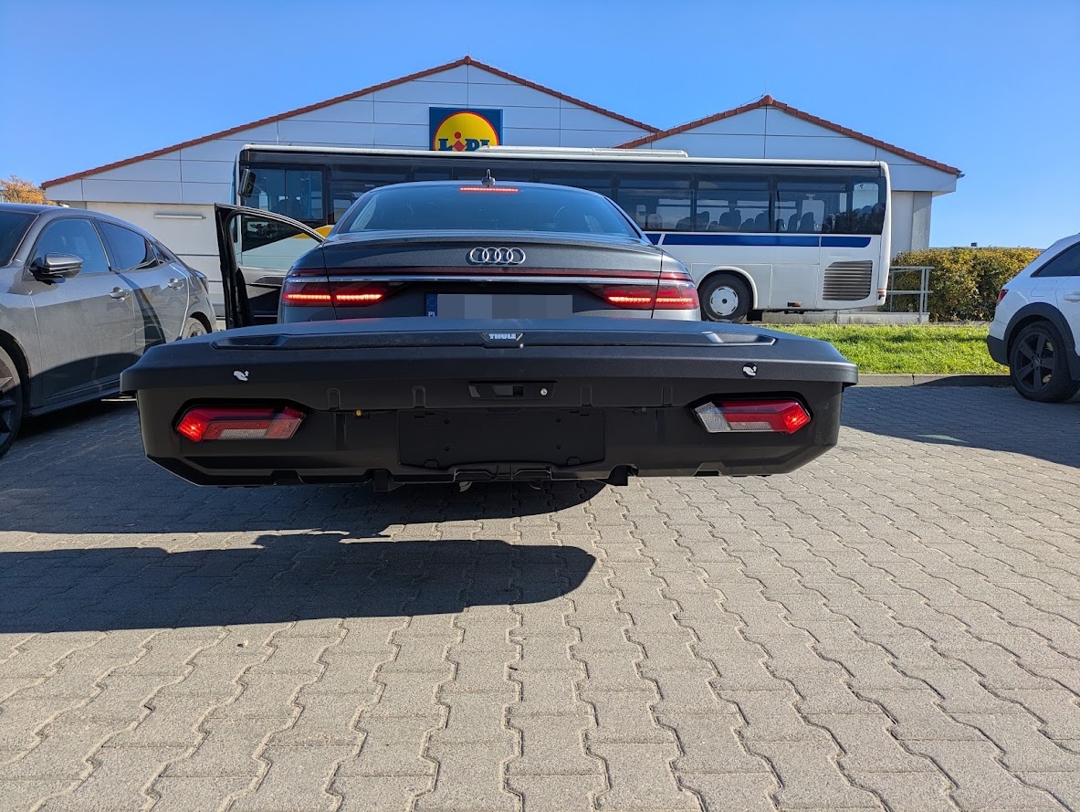 Audi A6 z boxem Thule Arcos XL ? widok na tył zestawu z niskiej perspektywy