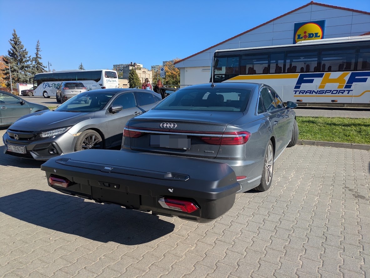 Gotowy zestaw Thule Arcos XL na Audi A6 sedan przed sklepem Boxcars