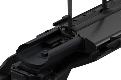 Montaż adapterów w rowku T belki Thule WingBar Edge przez dzieloną listwę QuickAccess