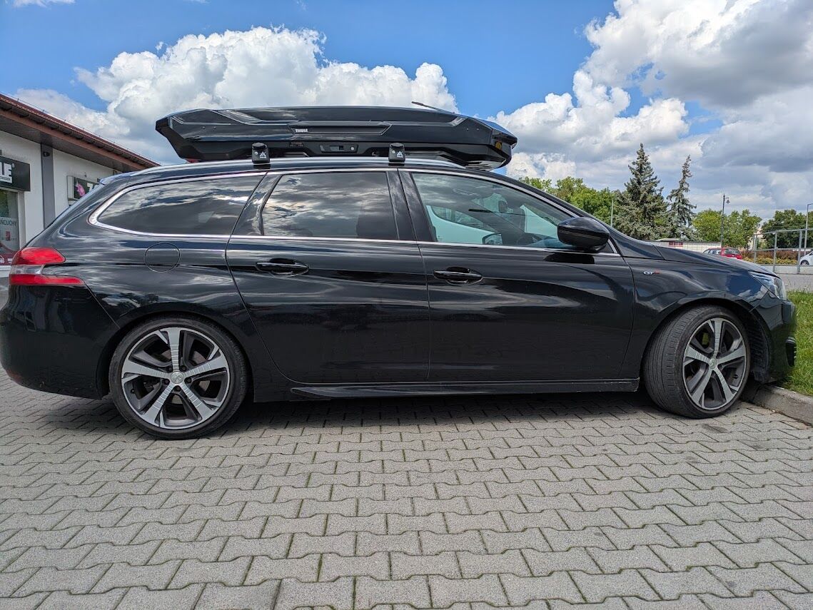 Box dachowy Thule Motion 3 XL Low i belki Aguri Runner na Peugeot 308 kombi