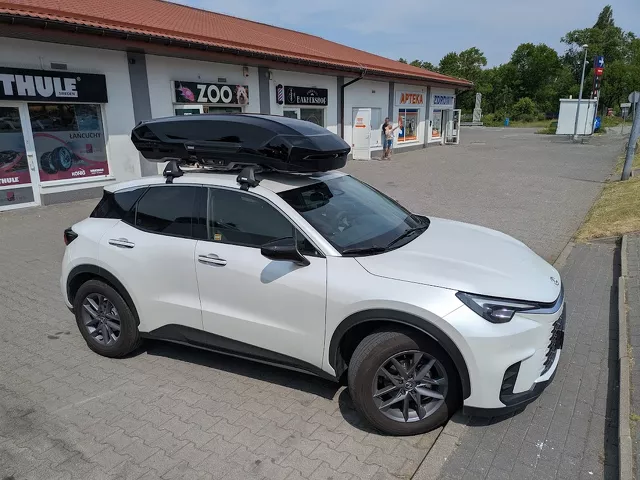 Montujemy box dachowy Thule Motion 3 na Lexus LBX