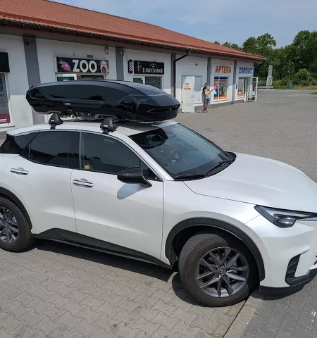 Montujemy box dachowy Thule Motion 3 na Lexus LBX