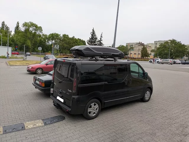 Montujemy box dachowy Thule Motion 3 XXL na Renault Trafic