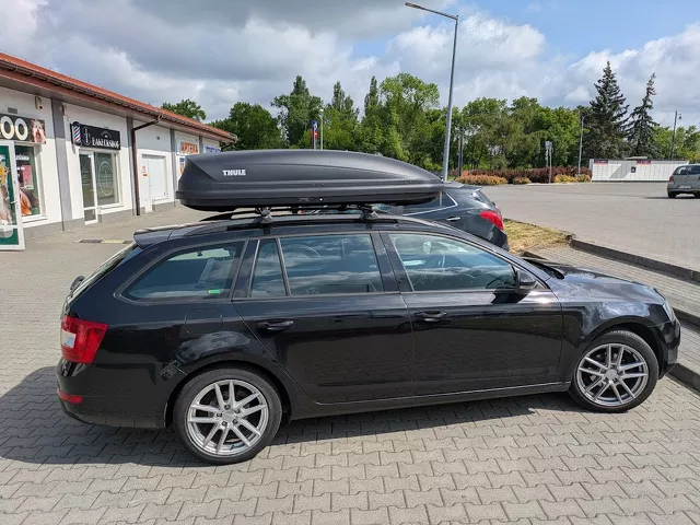 Montujemy box dachowy Thule Pacific na Skoda Octavia kombi