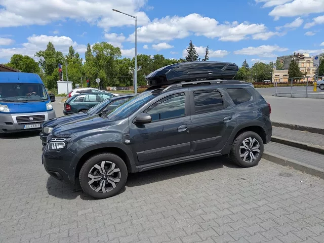 Montujemy box dachowy Thule Motion 3L Dacia Duster
