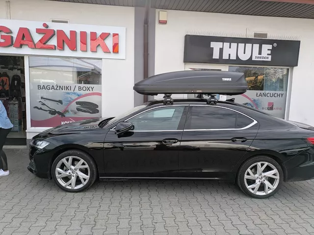 Montujemy box dachowy Thule Pacific 780 oraz  bagażnik Thule Wingbar Skoda Superb