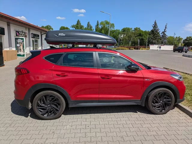 Montujemy box dachowy Inter Pack Traxer 6.6 do Hyundai Tucson oraz bagażnik bazowy Mont Blanc Xplore