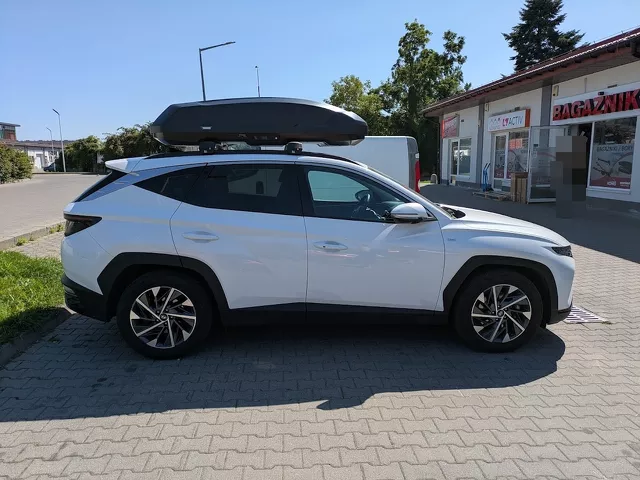 Montujemy box dachowy Atera Casar L do Hyundai Tucson NX4 oraz bagażnik bazowy Mont Blanc Xplore