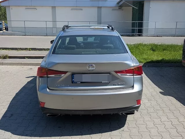 Montujemy najcichszy bagażnik dachowy Yakima do samochodu Lexus IS
