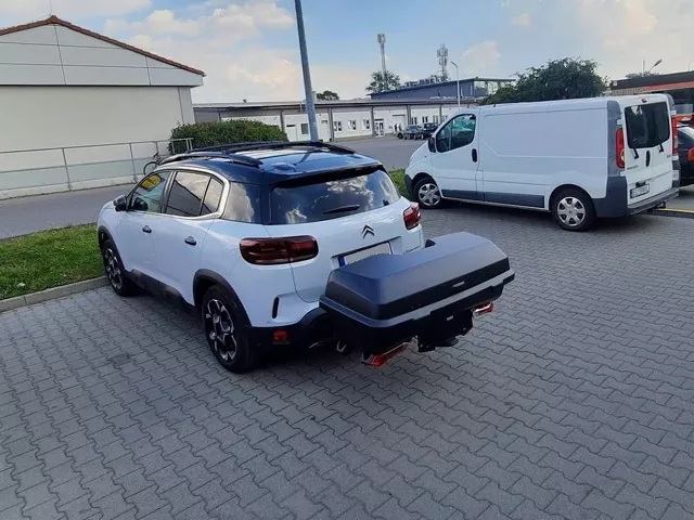 Montujemy box Thule Santu na oraz platforme rowerową Thule Epos 2, a na dachu Aguri Prestige S8 black do Citroen C5 Aircross z relingami