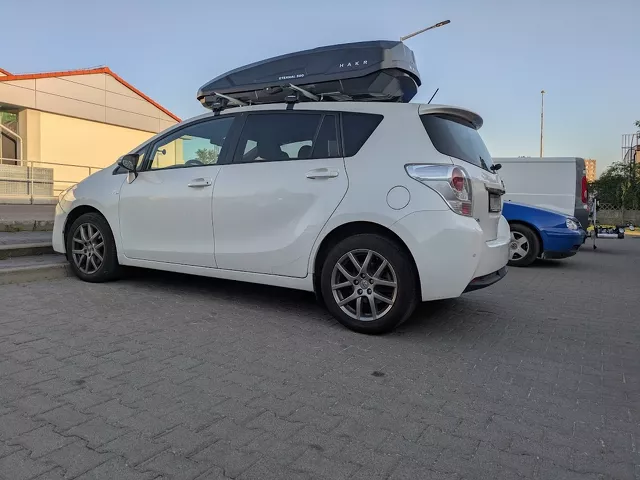 Montujemy box dachowy Hakr Eternal 500 do samochodu Toyota Verso bez relingów oraz bagażnik bazowy Green Valley