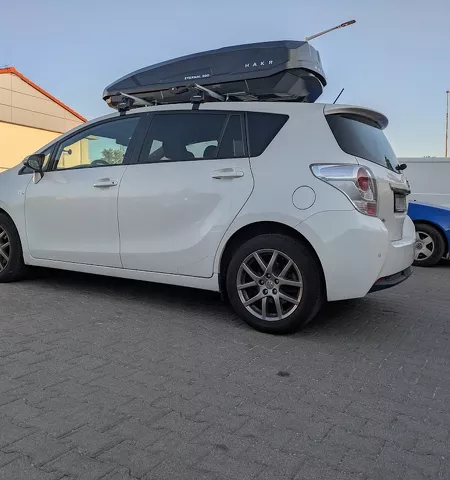 Montujemy box dachowy Hakr Eternal 500 do samochodu Toyota Verso bez relingów oraz bagażnik bazowy Green Valley
