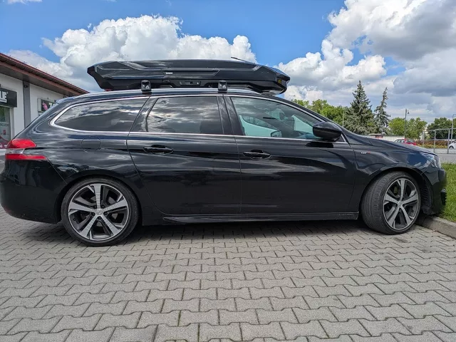 Montujemy box dachowy Thule Motion 3 Xl Low do samochodu Peugeot 308 kombi oraz bagażnik bazowy Aguri Runner