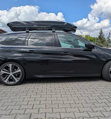 Montujemy box dachowy Thule Motion 3 Xl Low do samochodu Peugeot 308 kombi oraz bagażnik bazowy Aguri Runner