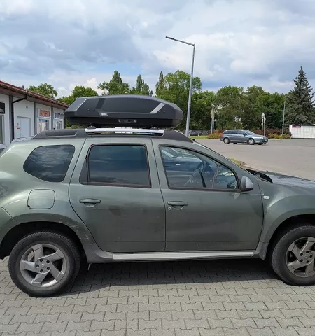 Montujemy box dachowy Thule Force 3 S do samochodu Dacia Duster oraz bagażnik bazowy Aguri Prestige PS12