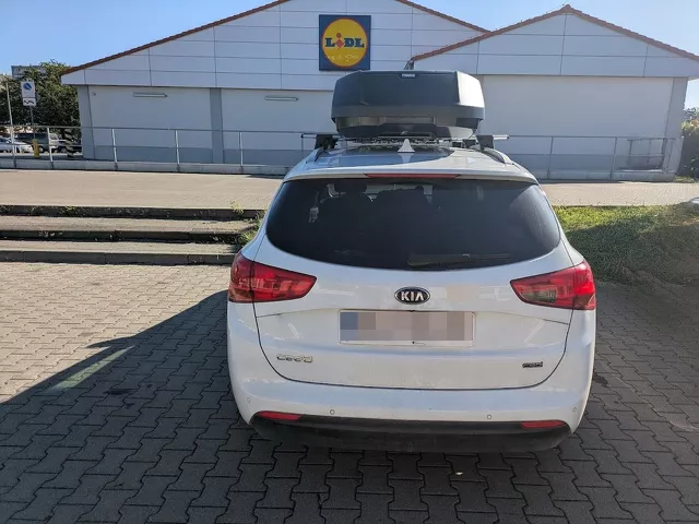 Montujemy box dachowy Thule Force 3 XL do samochodu Kia Ceed kombi oraz bagażnik bazowy Aguri Runner