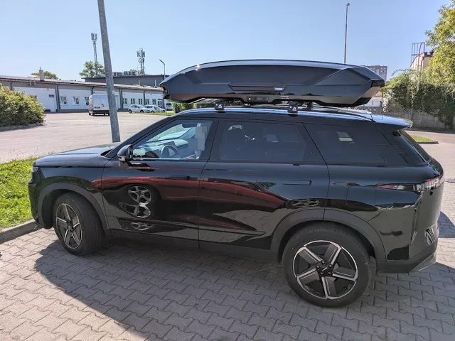 Montujemy box dachowy Thule Motion 3 XXL do samochodu Jaecoo 7 oraz bagażnik bazowy Aguri Runner
