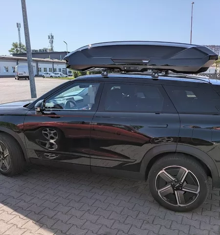 Montujemy box dachowy Thule Motion 3 XXL do samochodu Jaecoo 7 oraz bagażnik bazowy Aguri Runner