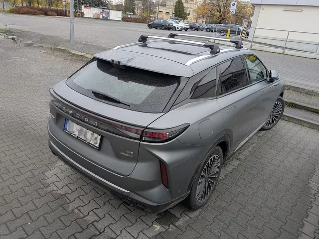 Montujemy bagażnik dachowy do samochodu Omoda 9 Thule Wingbar Edge