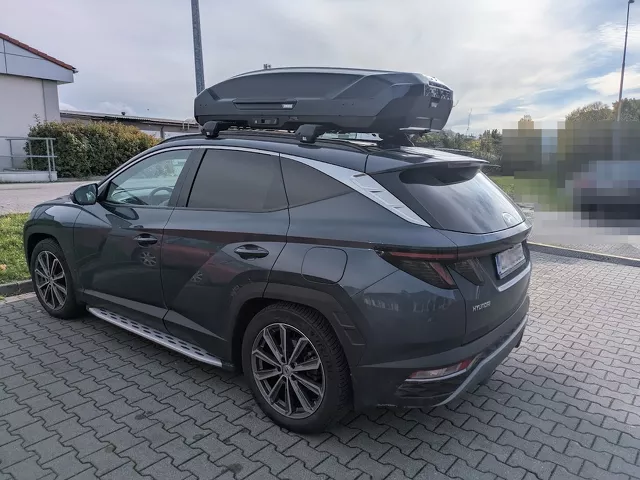 Montujemy box dachowy Thule Motion 3 L do samochodu Hyundai Tucson NX4 oraz bagażnik bazowy Mont Blanc Xplore