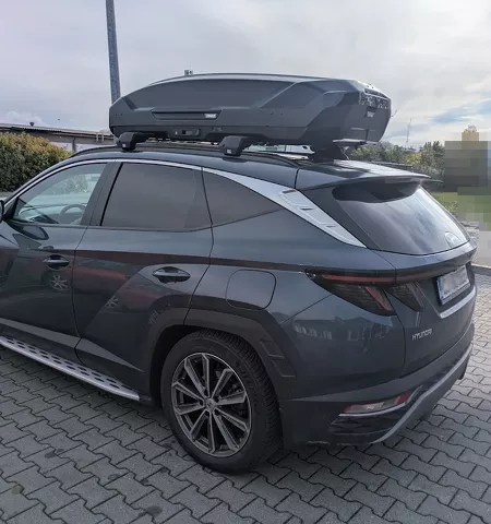 Montujemy box dachowy Thule Motion 3 L do samochodu Hyundai Tucson NX4 oraz bagażnik bazowy Mont Blanc Xplore