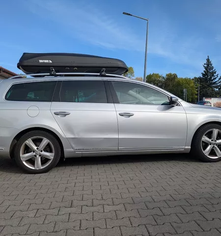 Montujemy Box dachowy Taurus Xtreme 450 do samochodu Volkswagen Passat kombi oraz bagażnik bazowy Hakr Aero