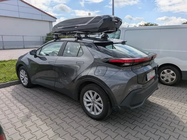Montujemy Box dachowy Thule Motion 3 L do samochodu Toyota C-HR oraz bagażnik bazowy Thule Wingbar